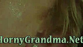 肥熟女猛烈被操，含鸡巴和激烈手指