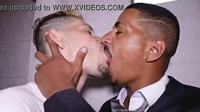 Fudendo o funcionário do banheiro, ai caramba!