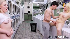 흥분된 계모가 젊은 성인 자지 갈망하는 야생 쓰리썸