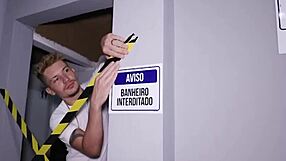 Fudendo o funcionário do banheiro, ai caramba!