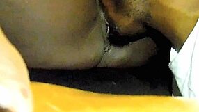 Pussyman výzva sa rozohrieva s ebony milf, ktorá ukazuje skryté talenty