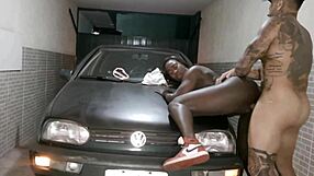 fudendo no capu do carro