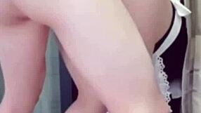 青藤妹妹-女仆擦玻璃被表哥后入蜜桃臀！