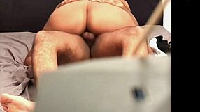 Olha que tesão! This huge Brazilian ass bouncing on cock