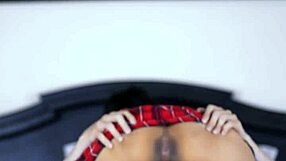 la hijastra se acercó sigilosamente a su padrastro