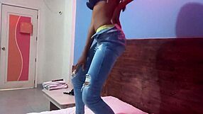 hijastra flaca seduce a su padrastro sucio con video casero quiere ganarse el aprecio de su padrastro para que le compre una laptop gamer. luego el padrastro le manda un video follandose a su madrastra de pie y lento