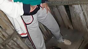 L-am prins pe vecin masturbându-se în toaleta din stradă, așa că m-am alăturat!