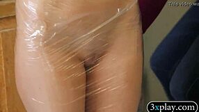 Krasavice obalená v potravinářské fólii na stole.