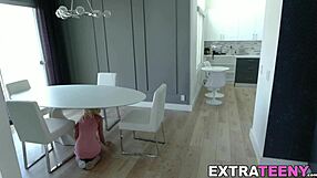 Petit 18+ tjej Kiara Cole rider kuk i scenen