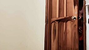 תפסתי את דודת החורגת צופה בפורנו, מתה להחליק פנימה