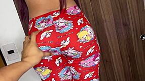 mi deliciosa hijastra limpiando el cuarto que rico me encanta quedarme a solas con ella