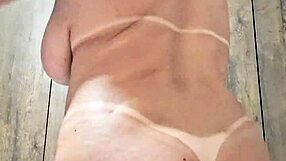 milf playin' with dildo toys naked in amateur fetish fun.