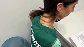 Julkinen jalkapalloagentti tekee söpöstä tytöstä pelaajan ulkoilma castingissa