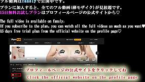 人妻が胸を露出して屋外でオナニー