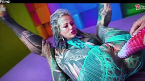 टैटू वाली एलियन लड़कियां बड़े टॉयज से डोमिनेट