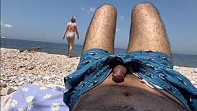 Tío random en playa me folla duro en escena anime