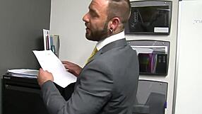 Muskularny Brytyjski Kulturysta Niedźwiedź Dominuje w Biurze z Intensywnym Facialem