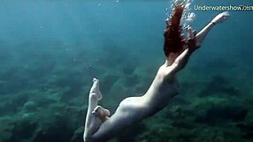 Heiße rothaarige schwimmt unter Wasser in Teneriffa mit sexy Bikini. Schau ihr öffentliches Pool-Abenteuer.