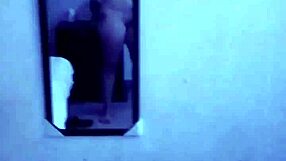 Samo dobro poglej moje golo telo in reci, kaj vidiš