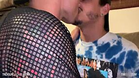 i'm kissing and sucking that uncut cock