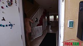 Mia Scarlett, cam punca, se skloni za dostavljalca na hiter jebač