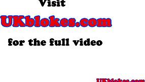 Muskularny Brytyjski Kulturysta Niedźwiedź Dominuje w Biurze z Intensywnym Facialem