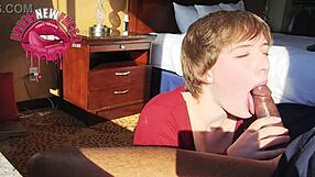 Première pipe timide de cette beauté ébène devant la caméra