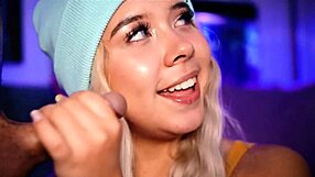 V tej zgodbi študentka služi denar s srkanjem fanta pred kamero, kaže razuzdano BBW telo z majhnimi 18+ joškami in veliko ritjo