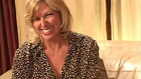 Sono dipendente dall'anale MILF cougar in calze scena