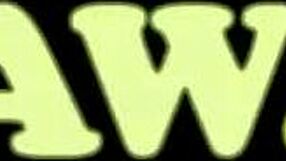 Shemale cachonda mama y se come polla sin condón en sesión salvaje