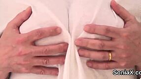 Обичам как изневеряващата британска зряла дама Сония показва огромните си цици