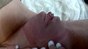 见过热辣妻子用巨大假阳具抽插骚逼准备双插吗？