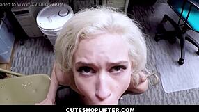 Hú, forró tinitinilány 18+ szőke Kiara Cole lebukik boltlopással, basz a biztonsági őrrel hogy elkerülje a zsarukat vad POV-ban