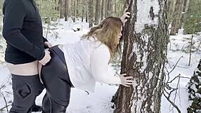 मोटी हिचहाइकिंग बेब लेदर लेगिंग्स में बर्फीले जंगल में लंड चूसी रसीली गांड दी