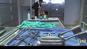 La Calda Brunetta Dottore India Summer Succhia e Cavalca il Grosso Cazzo in Ospedale