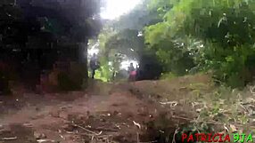 Teen ebony pornstar dikongkek oleh BBW di tepi jalan sibuk