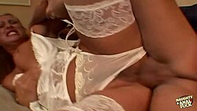 Yo, vaalea MILF kurkku täynnä kovaa kahdella kyrvällä DP:lle! 😜