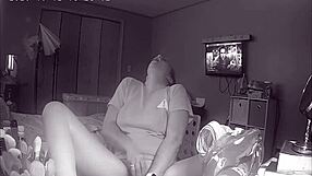 スラッティティーン18+ が宿題をサボってオナニー バイブで胸を刺激しマンコを指でかき回しポルノ見て叫ぶ 隠しカメラ