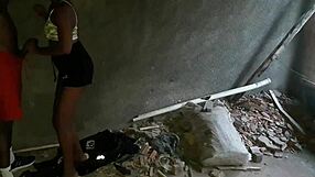 Putaria rolando na casa abandonada na favela magrinha entrando na pirocada ate fazer o neg�o pirocudo gozar 😈