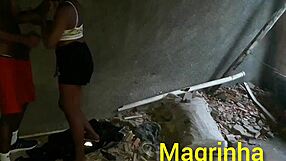 Putaria rolando na casa abandonada na favela magrinha entrando na pirocada ate fazer o neg�o pirocudo gozar 😈