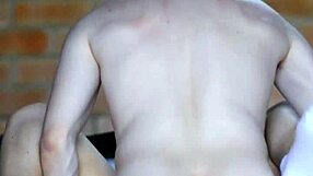 La hijastra llena el apartamento con su encanto tentador