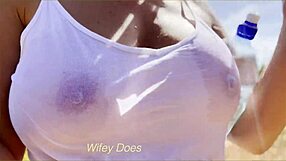 Milf sexy exhibe ses seins sans soutien-gorge en public avec défi chemise mouillée