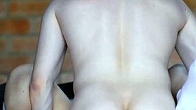 La hijastra llena el apartamento con su encanto tentador