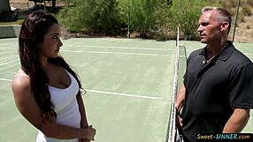 Brunett skönhet förför och knullar sin styvpappa i erotisk rollspel