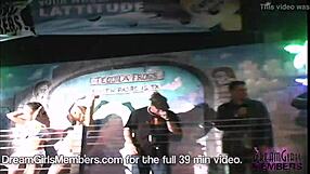 कॉलेज गर्ल्स स्प्रिंग ब्रेक वेट टी-शर्ट्स में शर्ट्स फाड़ते हुए एक्साइटेड महसूस करती हैं