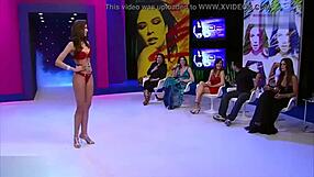 Desfile de Lingerie Showcases Emy Nascimento's Natural Tits and Sexy Ass