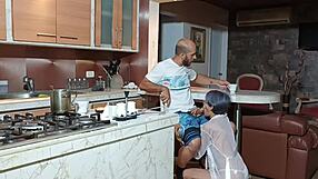 Špinavá šľapka sténá, keď drviem obrovský kurac nevlastného syna v kuchyni