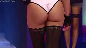 Desfile de Lingerie Showcases Emy Nascimento's Natural Tits and Sexy Ass