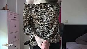 פמיניזם גרמני אירופי לוא נסביט וליה לואיז שולטות עם סטרפון פגינג ודיבור מלוכלך