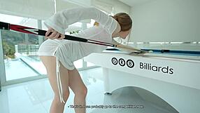 그녀한테 말했어, 그가 없는 동안 당구대 위에서 하자.